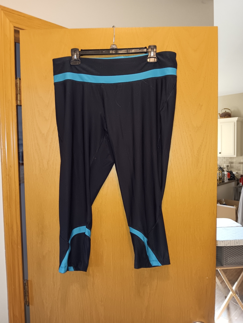 Womens Size XL, AVIA Black Capris with Teal Trim